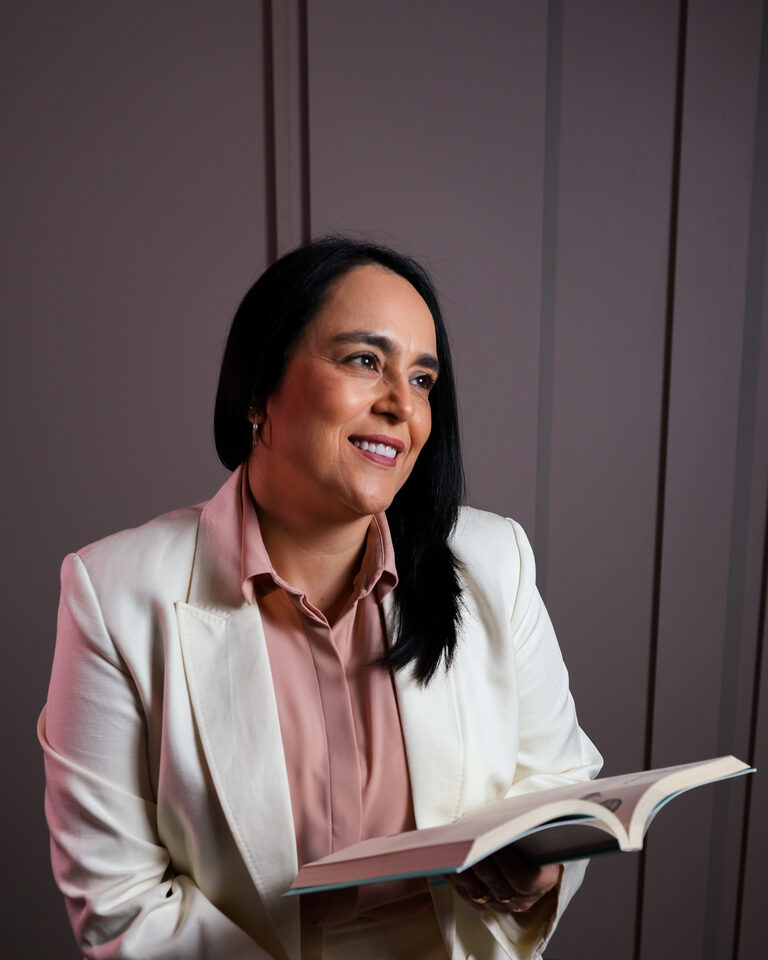 Patrícia Bastos com um livro aberto nas mãos