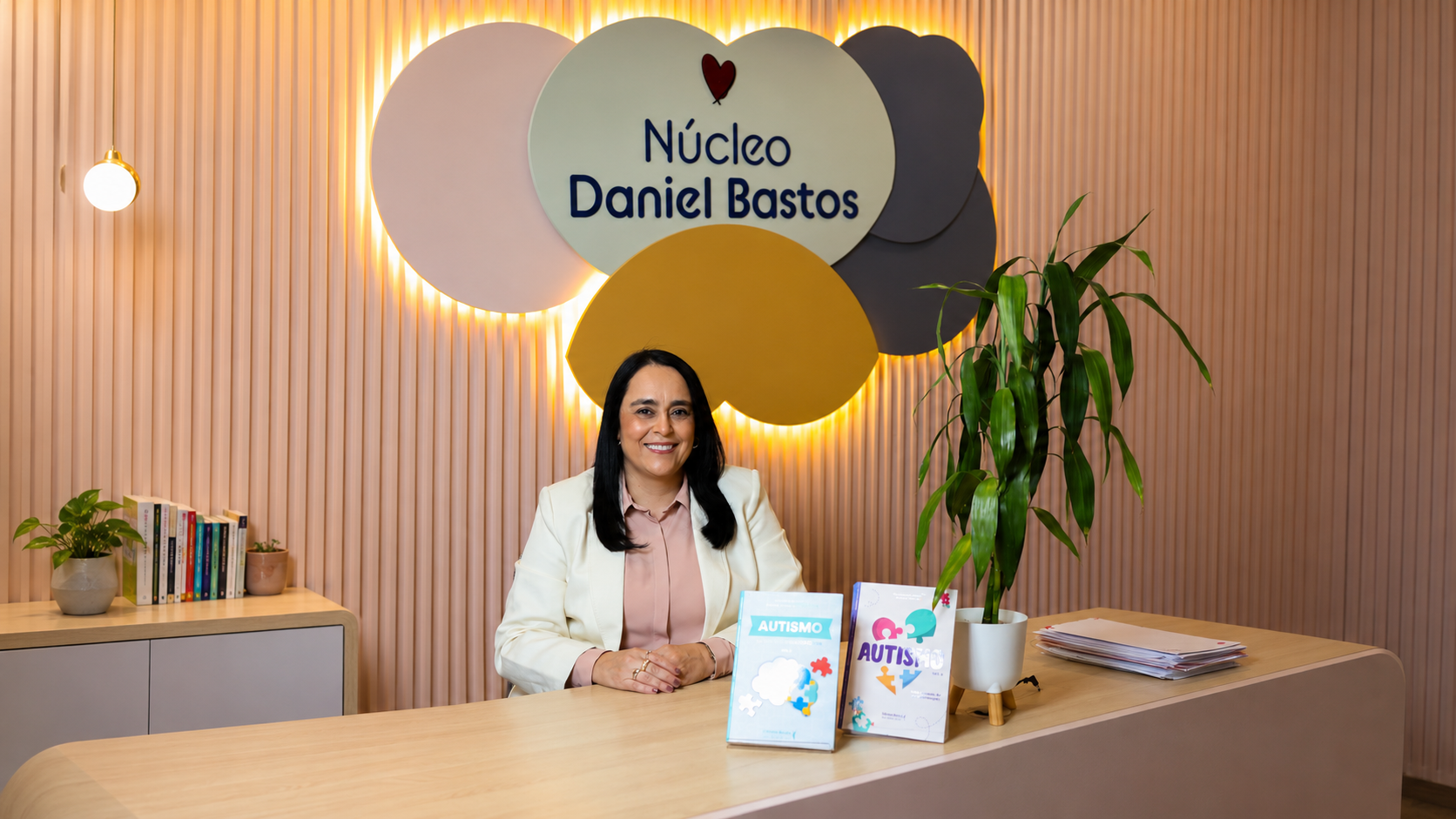 Patrícia Bastos no Núcleo Daniel Bastos, com livros sobre autismo