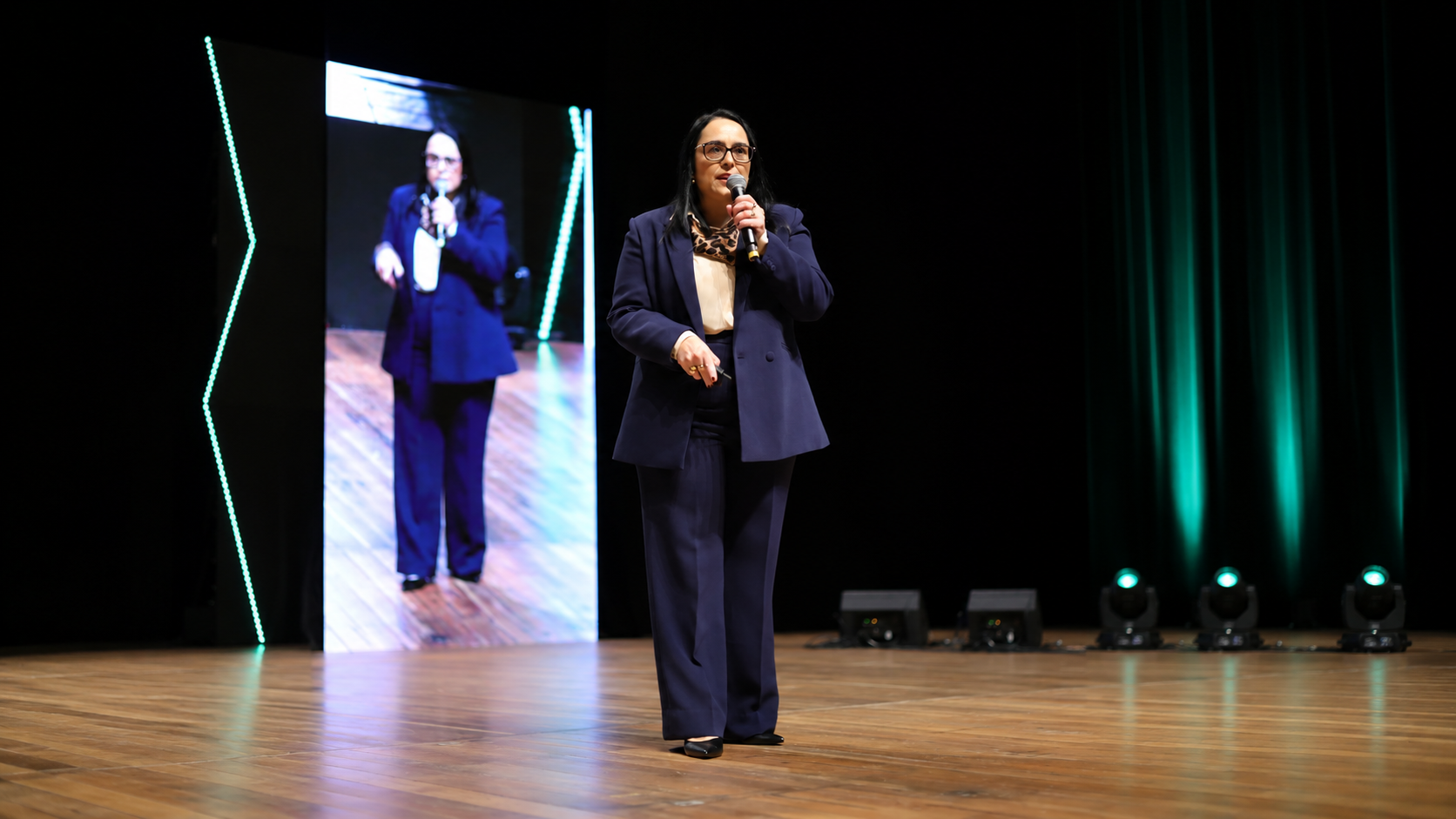 Patrícia Bastos durante palestra para equipe escolar