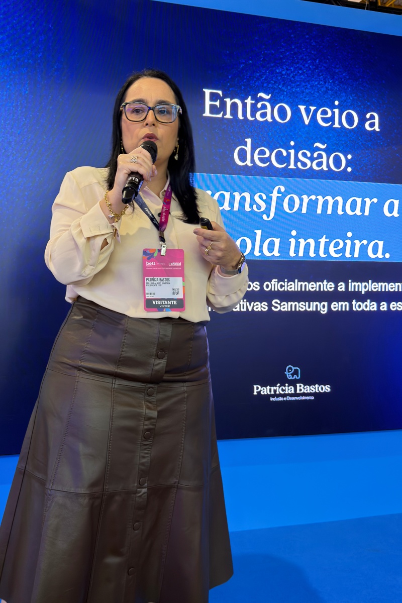 Patrícia Bastos de microfone no estande da Samsung na Bett Brasil
