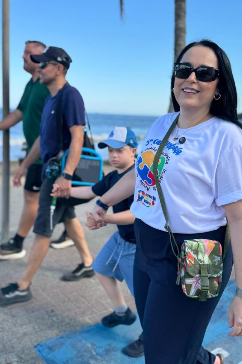 Patrícia Bastos na Caminhada do Autismo de Itanhaém, na orla