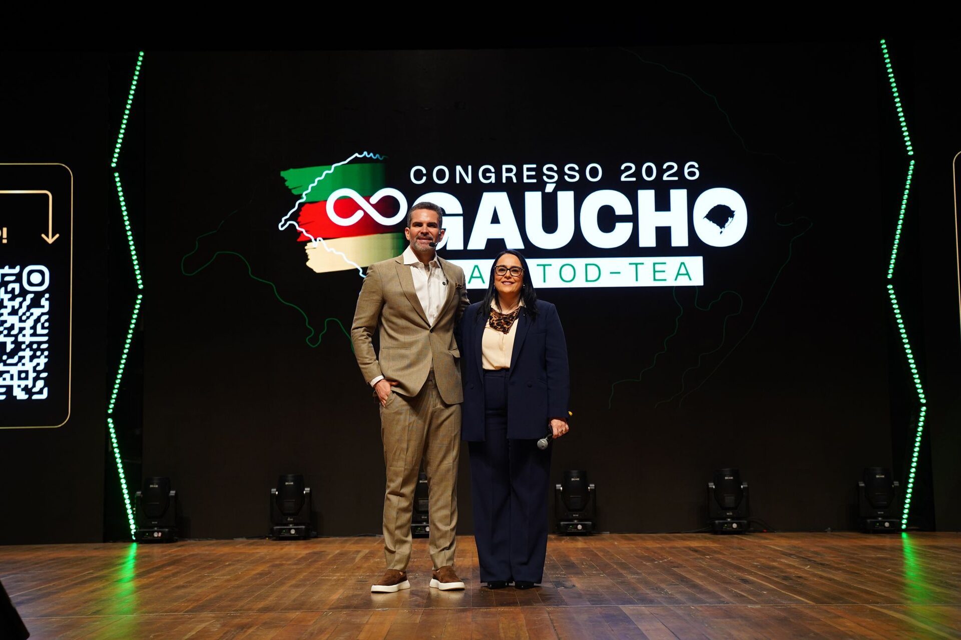 Patrícia Bastos no palco do Congresso 2026 Gaúcho TOD-TEA, ao lado de outro palestrante