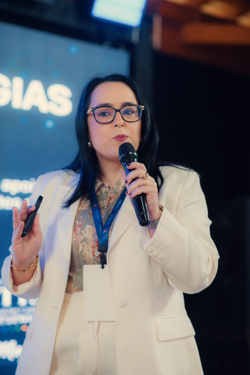 Patrícia Bastos no palco do 1º Simpósio de Autismo de Monte Sião-MG